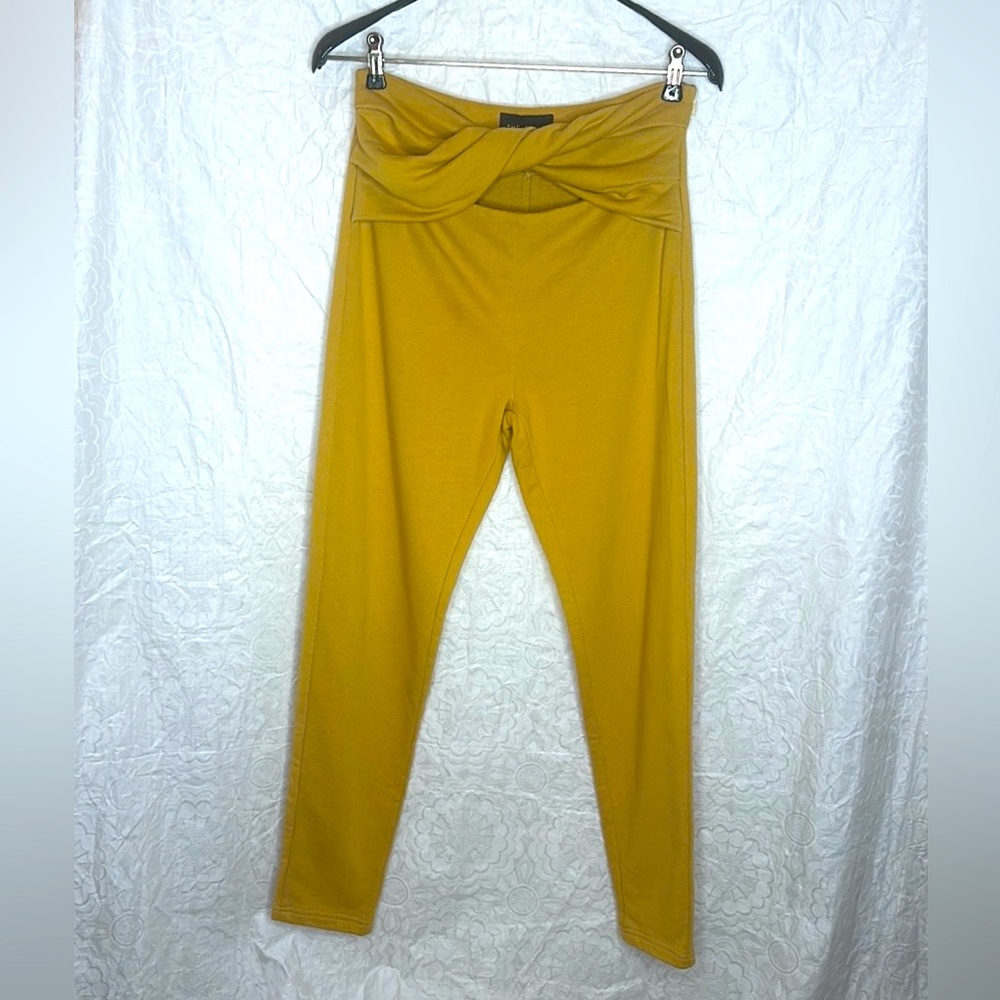 The Sang light sweat pant leggings with high waist twist.